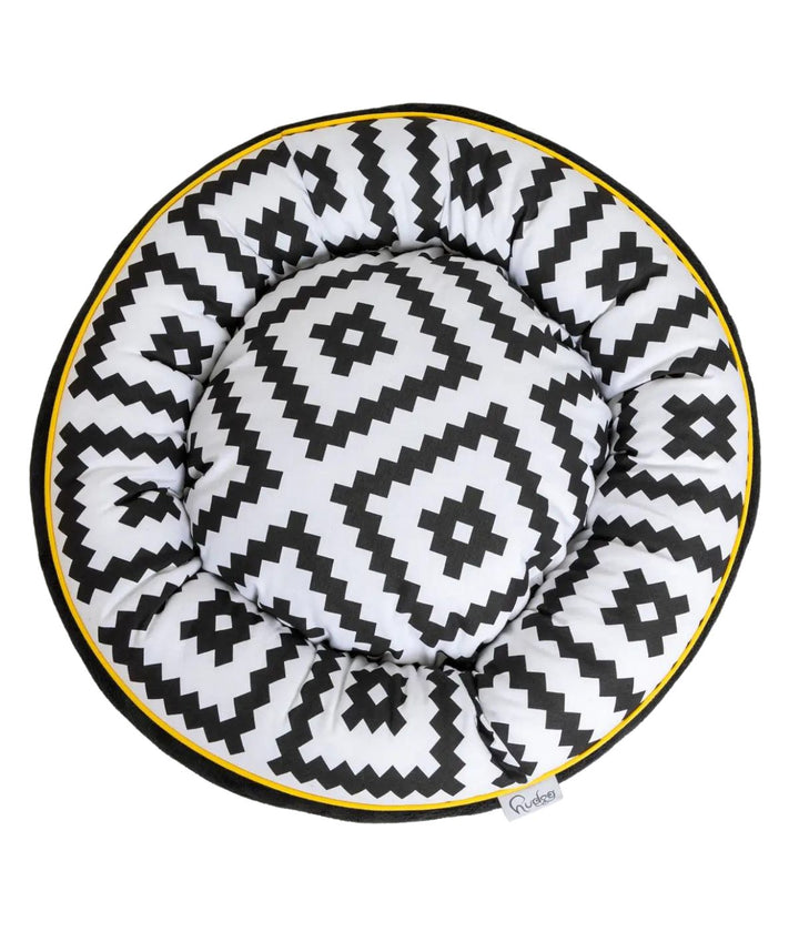 Cuccia per cani e gatti in cotone decorato con zigzag bianco e nero, bordino giallo. Sfondo bianco 