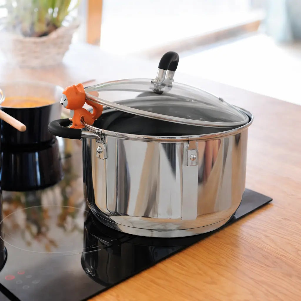 Volpe che sorregge il coperchio in cottura