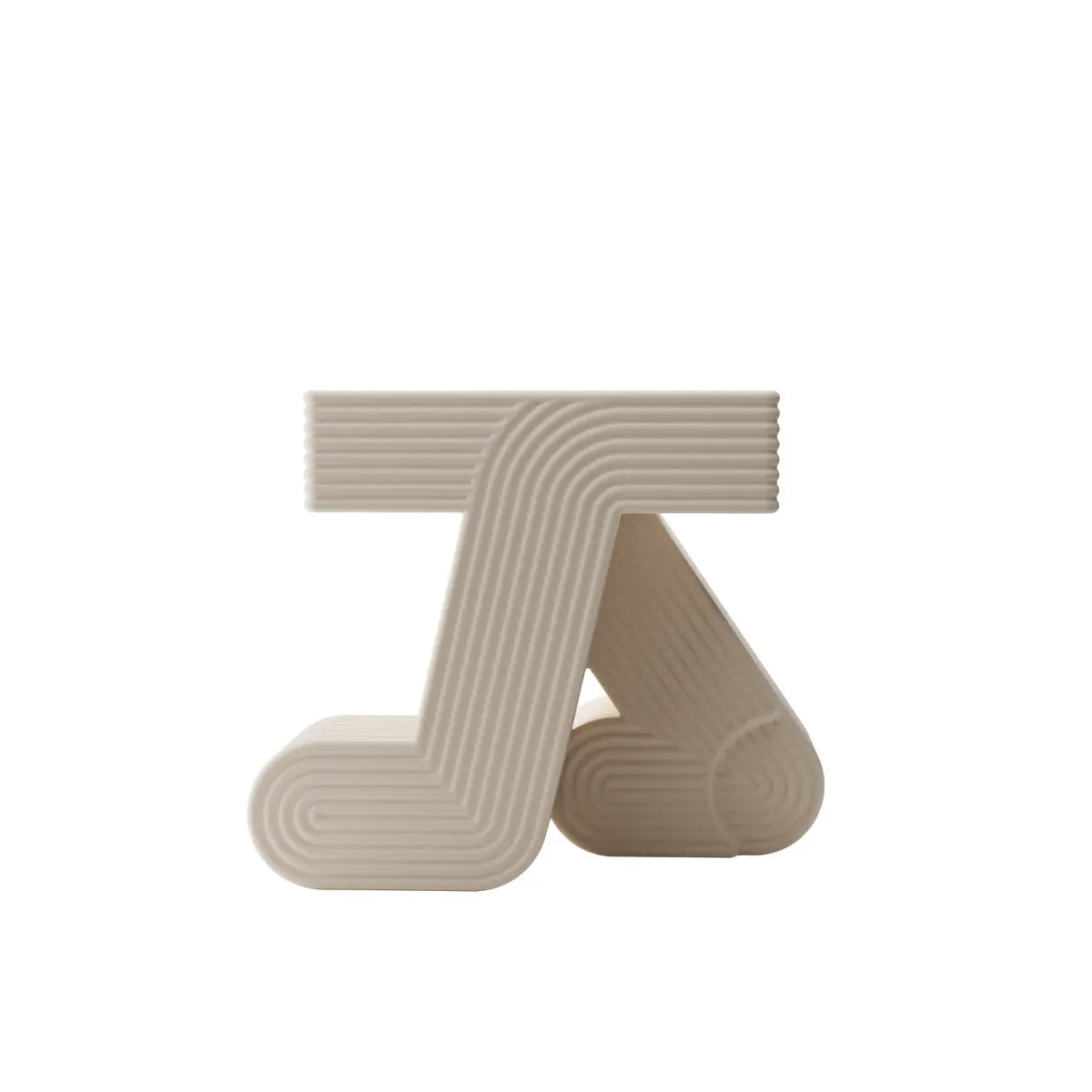 Tavolino bianco con piano quadrato sorretto su due gambe curve che ricordano un passo in movimento