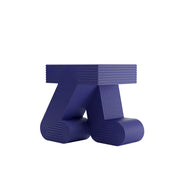 Tavolino blu violaceo con piano quadrato sorretto su due gambe curve che ricordano un passo in movimento