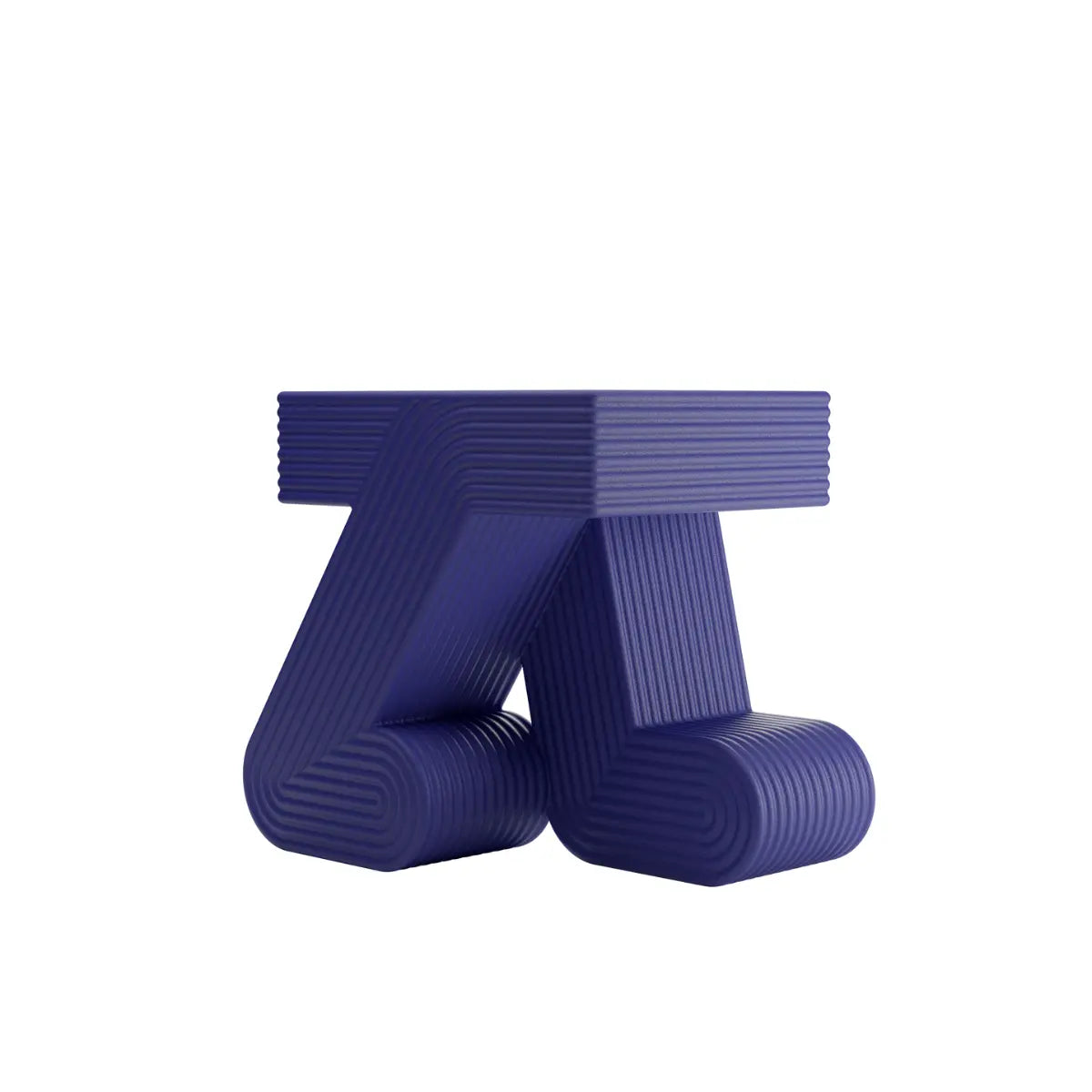 Tavolino blu violaceo con piano quadrato sorretto su due gambe curve che ricordano un passo in movimento