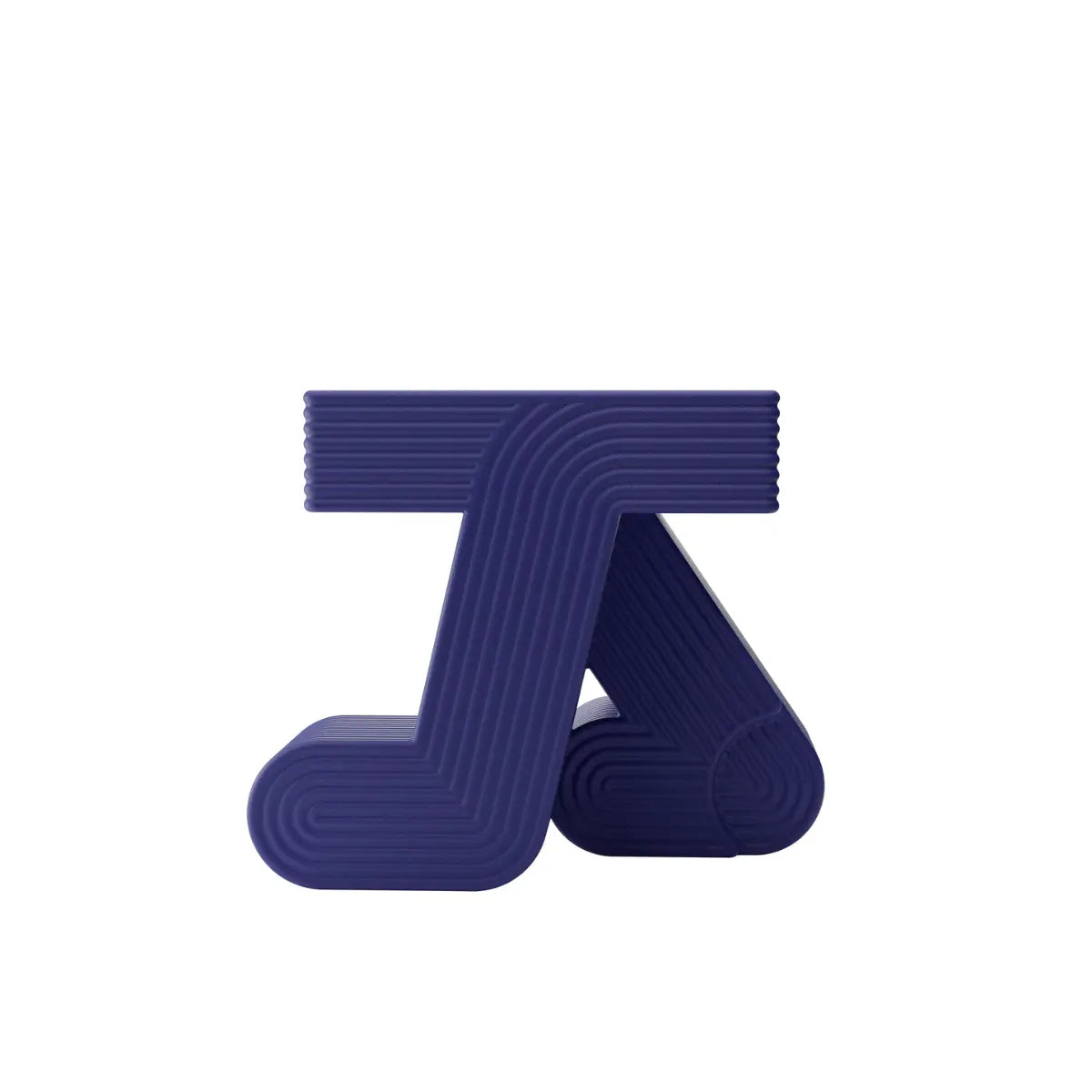 Tavolino blu violaceo con piano quadrato sorretto su due gambe curve che ricordano un passo in movimento