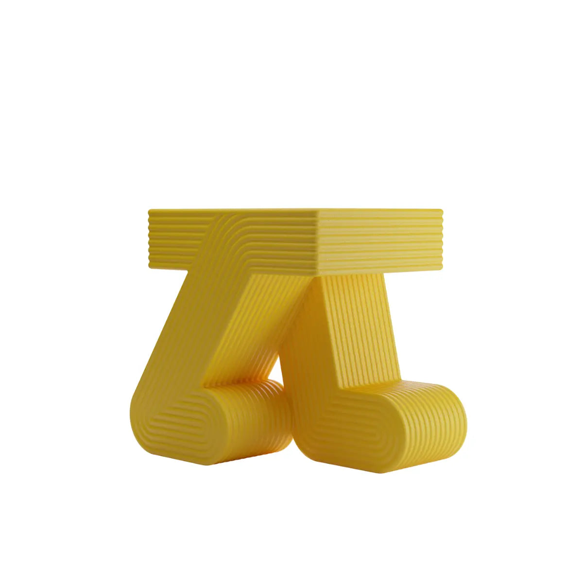 Tavolino giallo con piano quadrato sorretto su due gambe curve che ricordano un passo in movimento