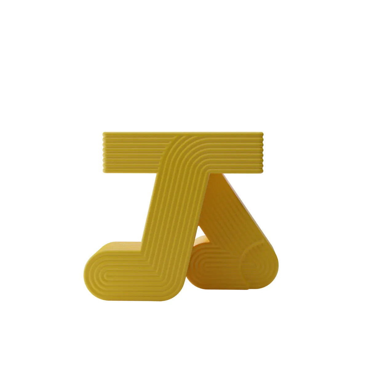 Tavolino giallo con piano quadrato sorretto su due gambe curve che ricordano un passo in movimento
