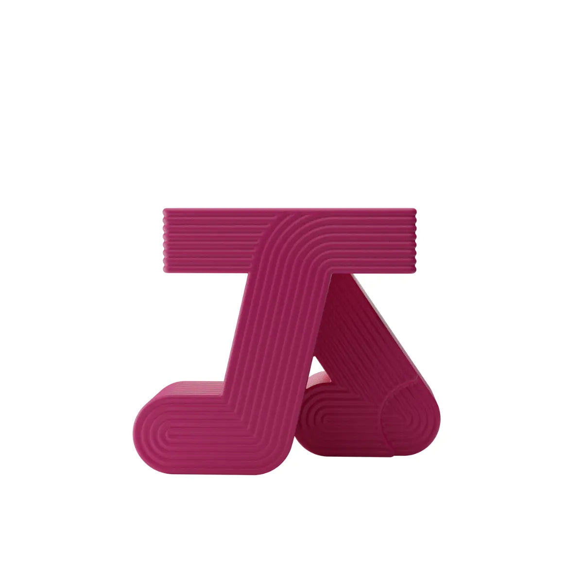 Tavolino fuxia con piano quadrato sorretto su due gambe curve che ricordano un passo in movimento