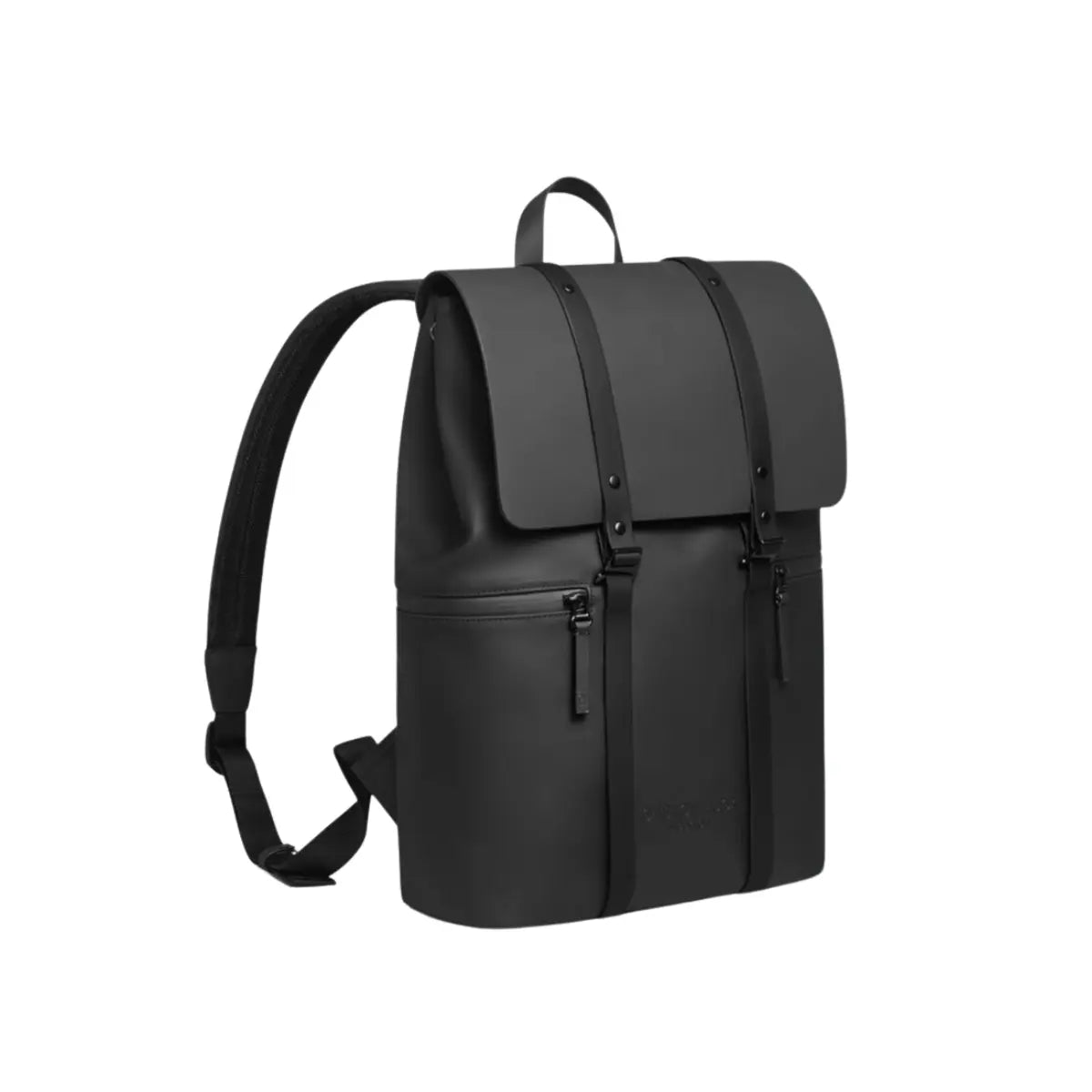 Vista laterale dello zaino con patta nella versione nera. Materiale impermeabile, doppia cinghia per chiusura e tasche frontali. Sfondo bianco