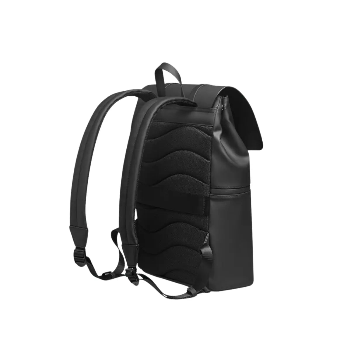 Vista posteriore dello zaino con patta nella versione nera. Materiale impermeabile, retro imbottito e spallacci regolabili. Sfondo bianco