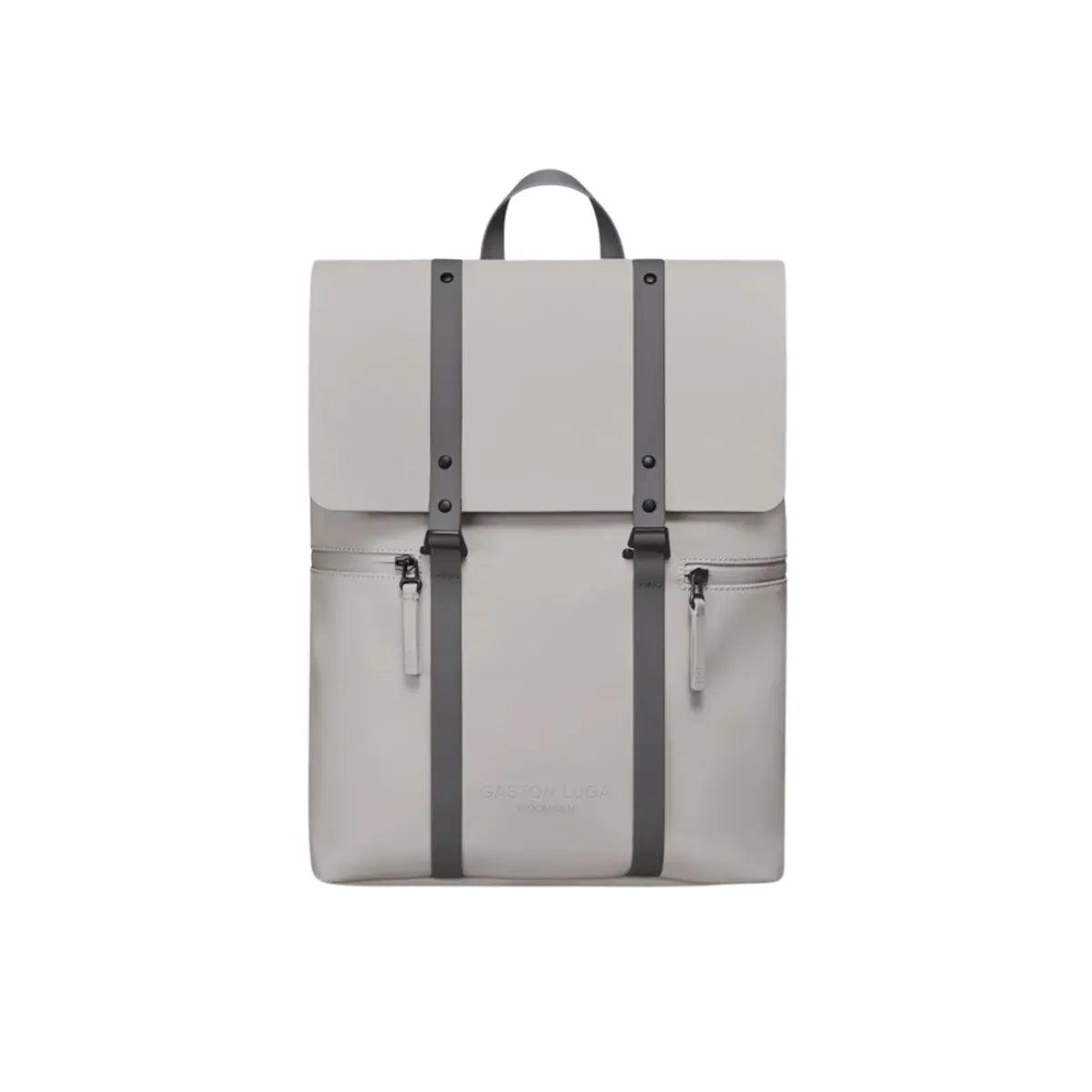 Vista frontale dello zaino con patta nella versione tortora. Materiale impermeabile, doppia cinghia per chiusura e tasche frontali. Sfondo bianco