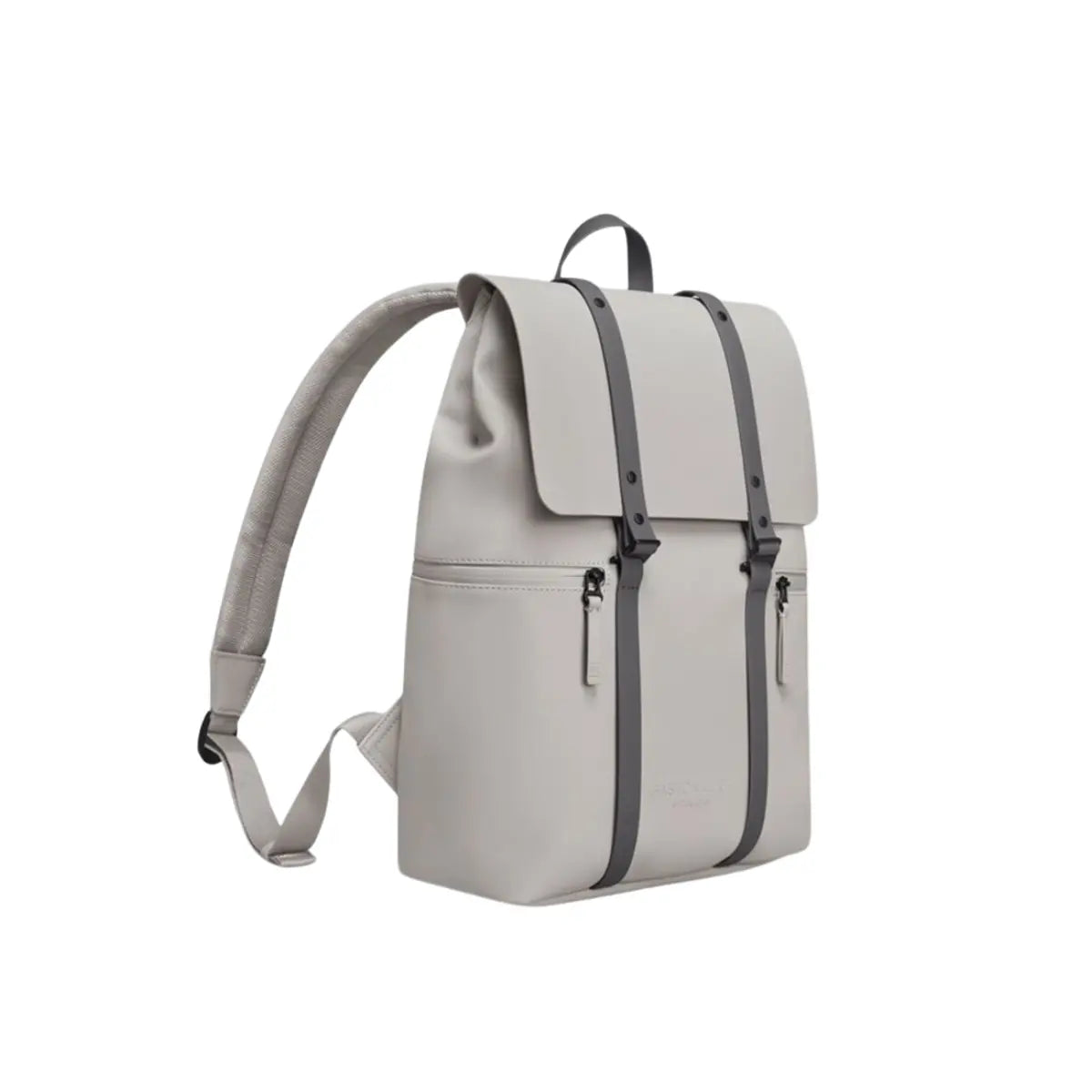 Vista laterale dello zaino con patta nella versione tortora. Materiale impermeabile, doppia cinghia per chiusura e tasche frontali. Sfondo bianco