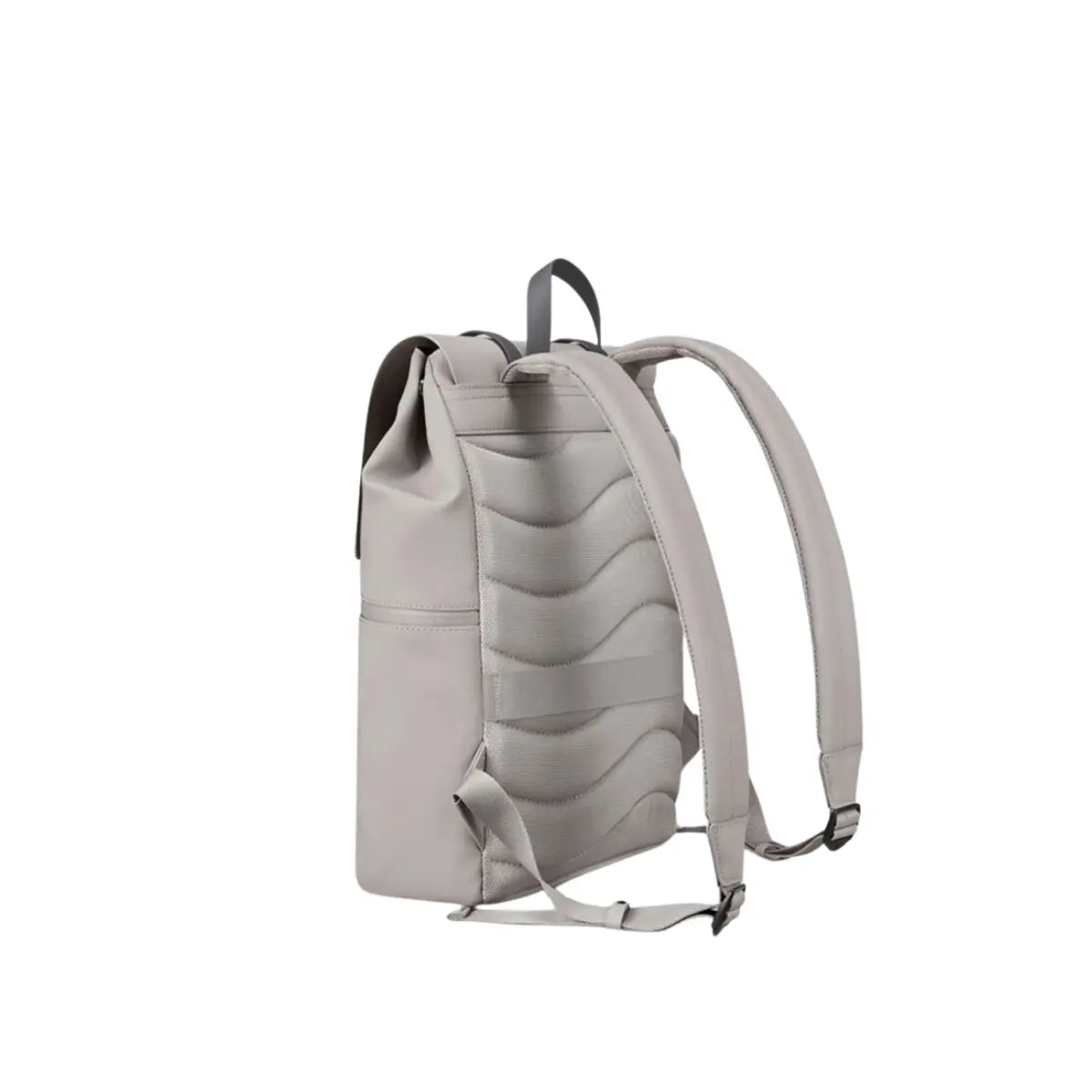 Vista posteriore dello zaino con patta nella versione tortora. Materiale impermeabile, retro imbottito e spallacci regolabili. Sfondo bianco