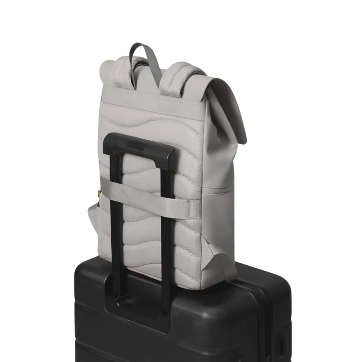 Vista posteriore dello zaino infilato, grazie all'apposito gancio, alla valigia. Sfondo bianco