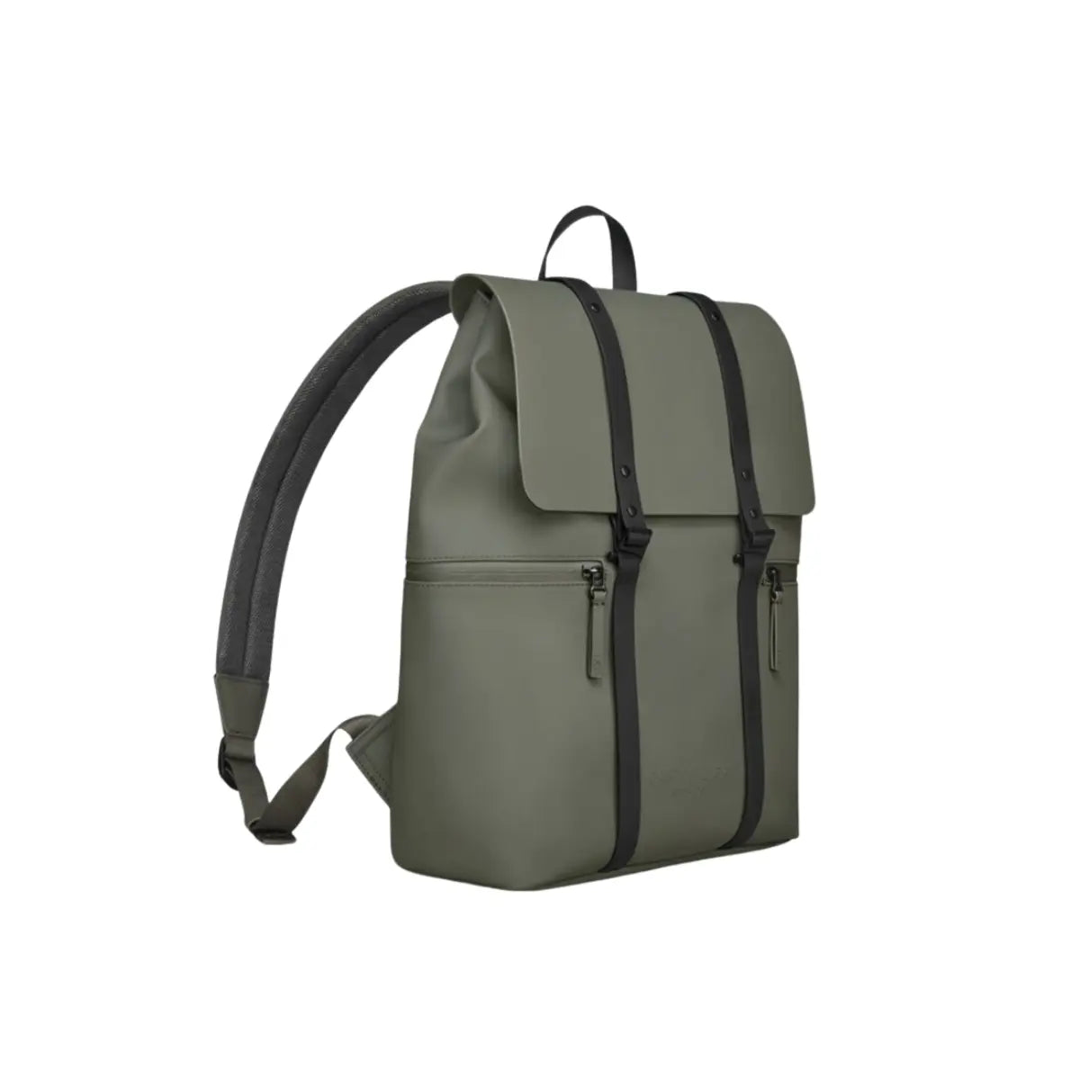 Vista laterale dello zaino con patta nella versione verde. Materiale impermeabile, doppia cinghia per chiusura e tasche frontali. Sfondo bianco
