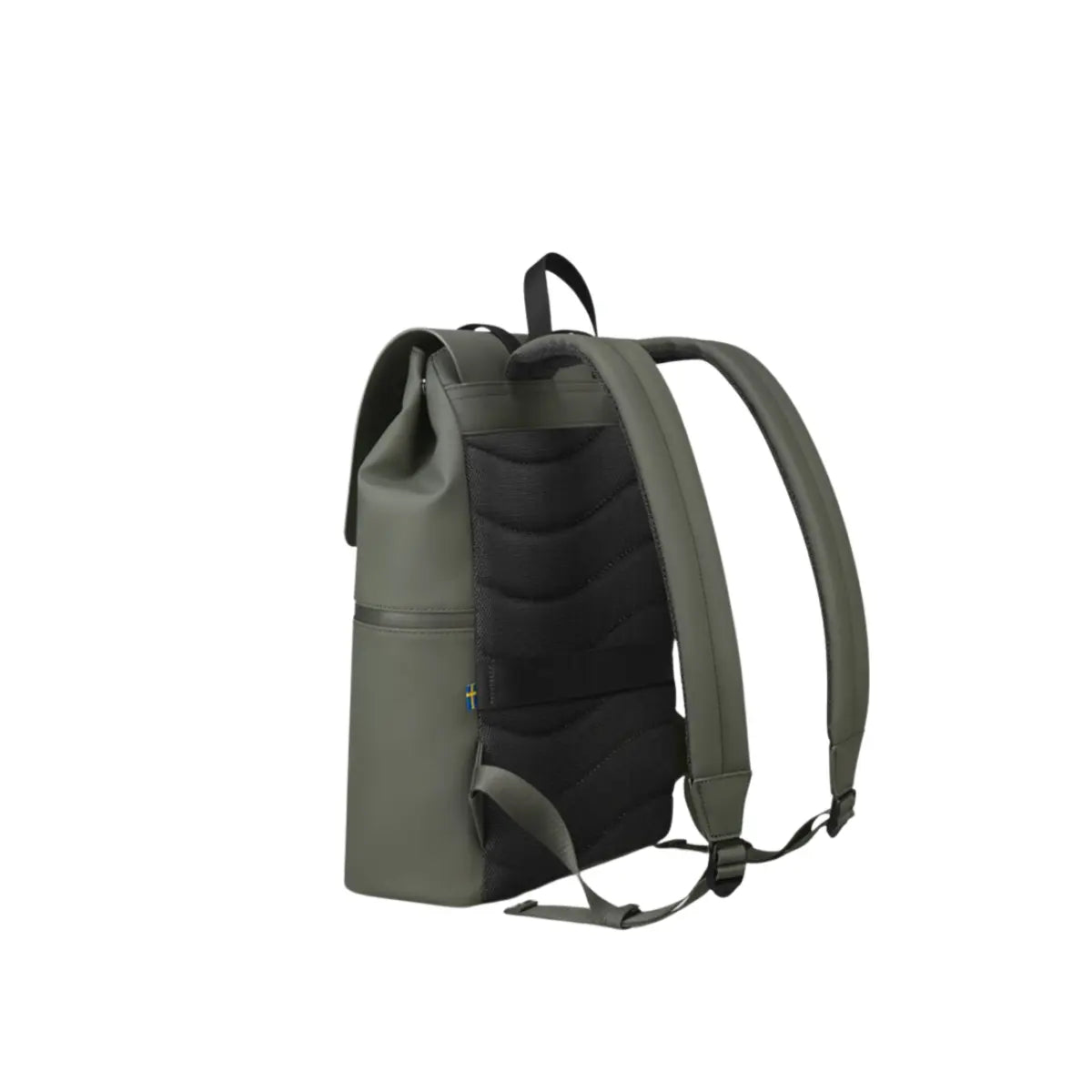 Vista posteriore dello zaino con patta nella versione verde. Materiale impermeabile, retro imbottito e spallacci regolabili. Sfondo bianco