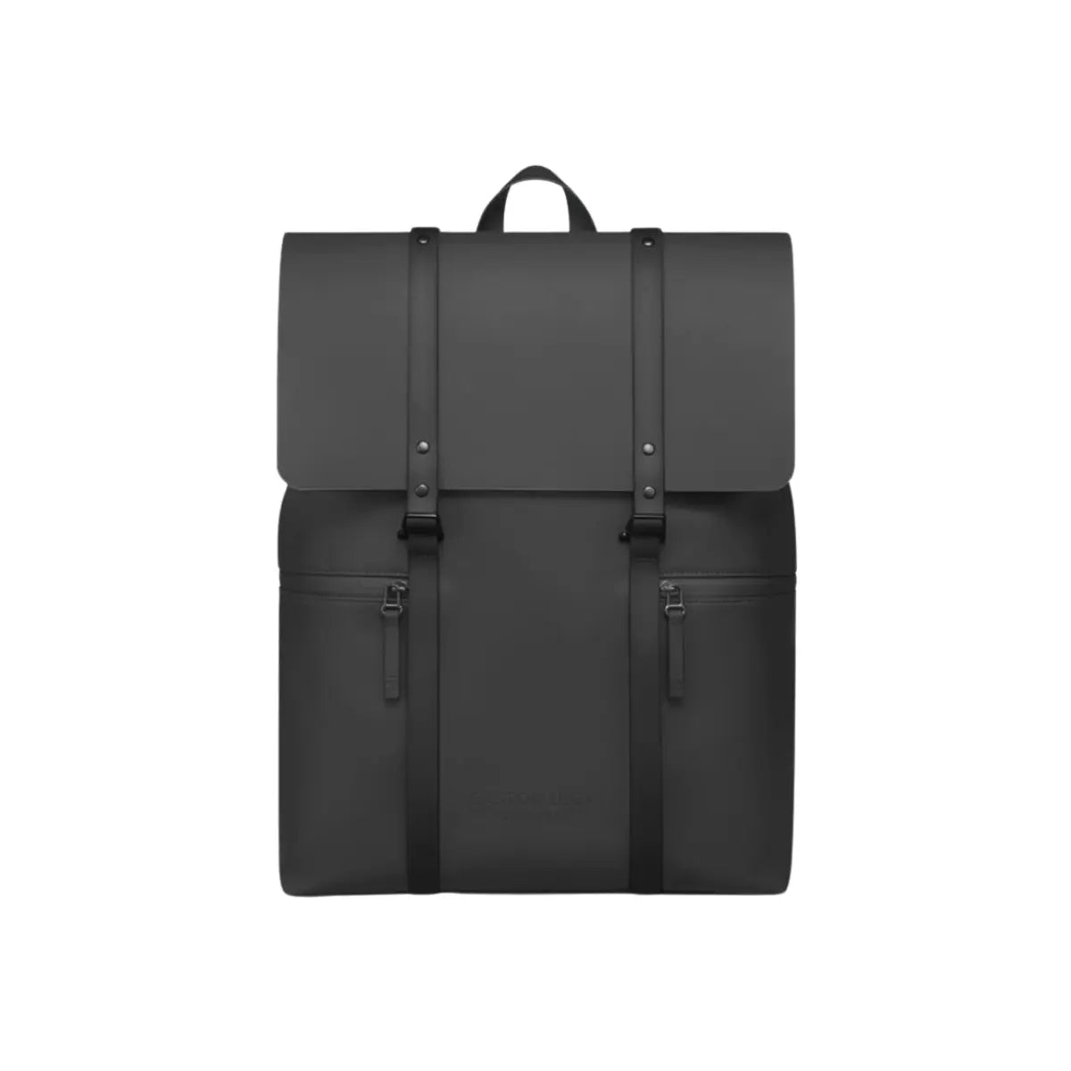 Vista frontale dello zaino con patta nella versione nera. Materiale impermeabile, doppia cinghia per chiusura e tasche frontali. Sfondo bianco