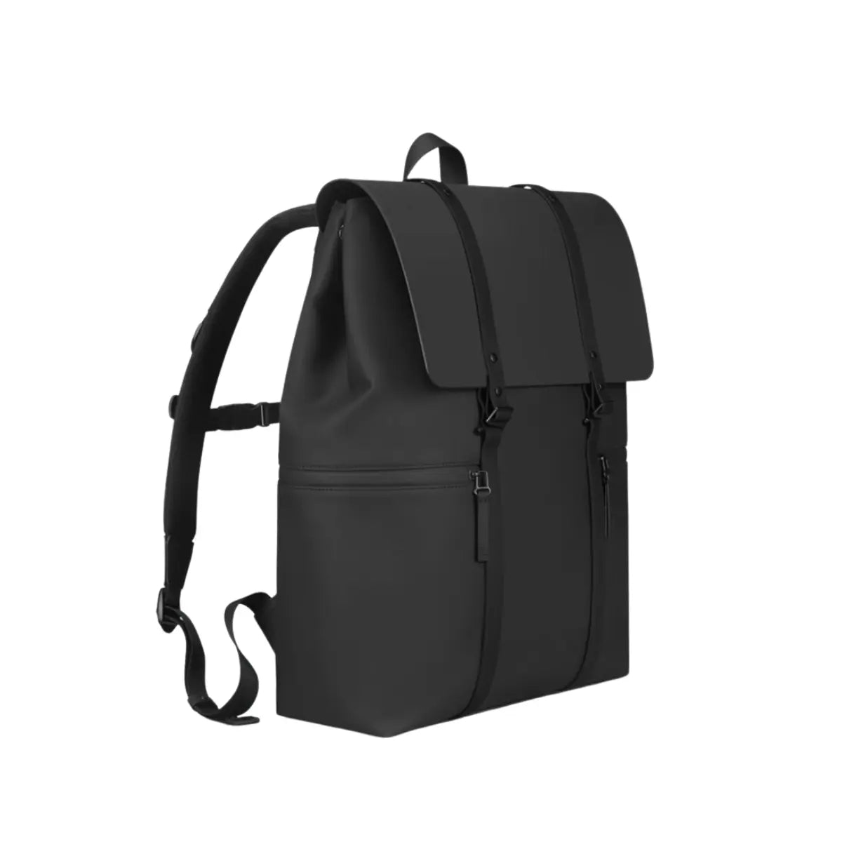 Vista laterale dello zaino con patta nella versione nera. Materiale impermeabile, doppia cinghia per chiusura e tasche frontali. Sfondo bianco