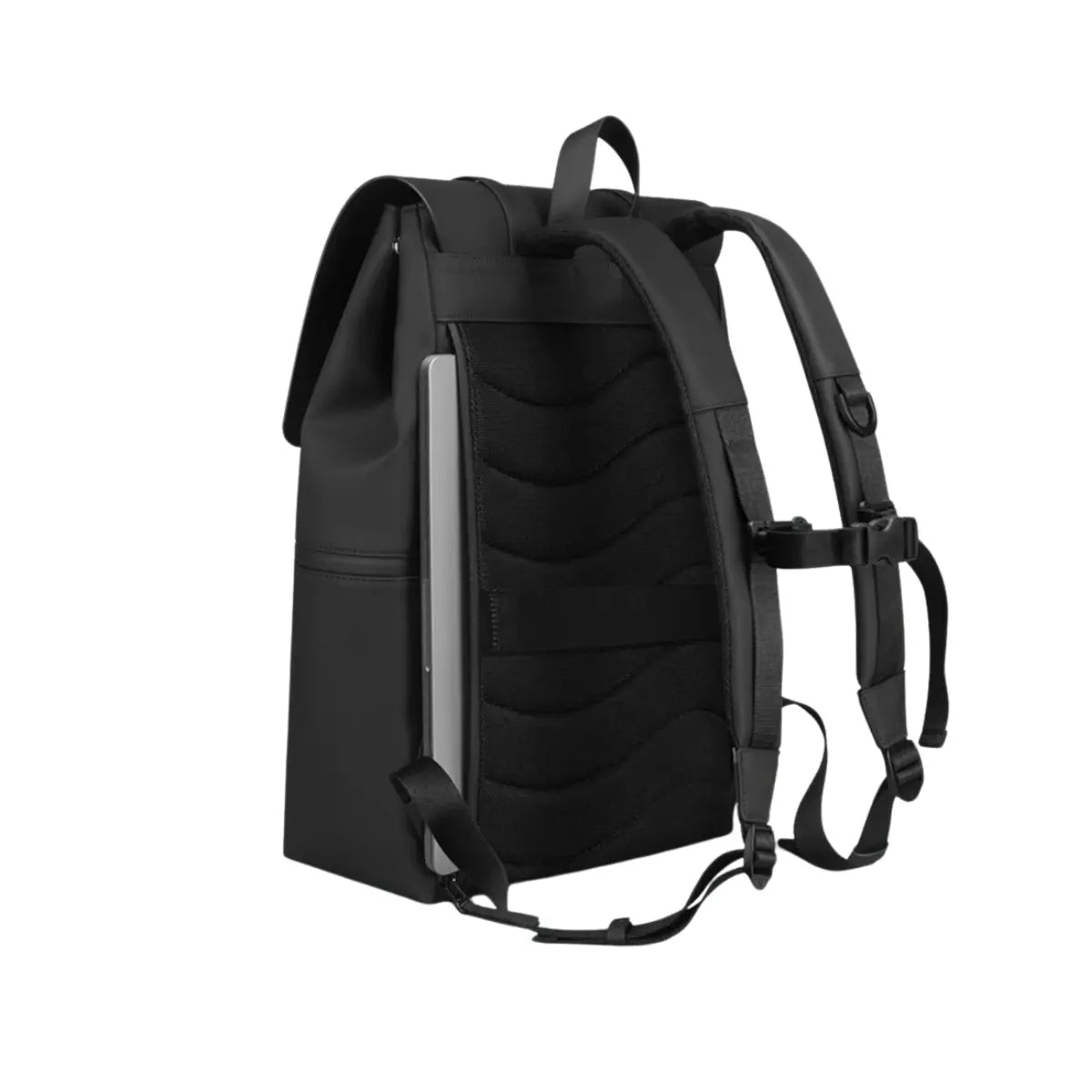 Vista posteriore dello zaino con patta nella versione nera. Materiale impermeabile, retro imbottito e spallacci regolabili. Sfondo bianco