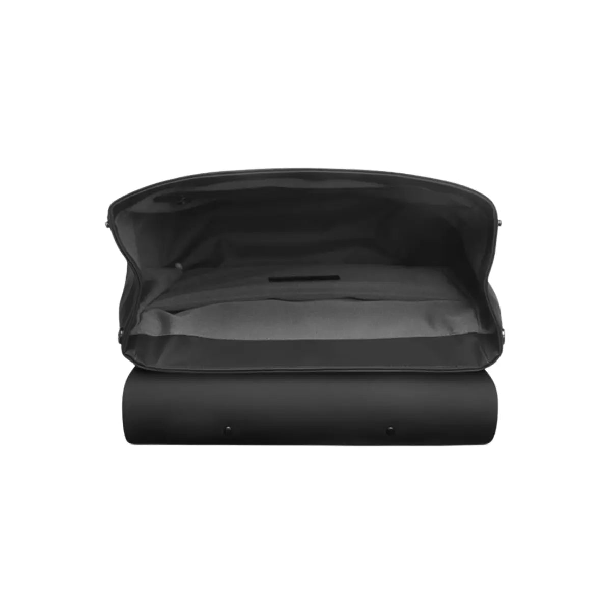 Interno vuoti dello zaino con patta nero. Sfondo bianco