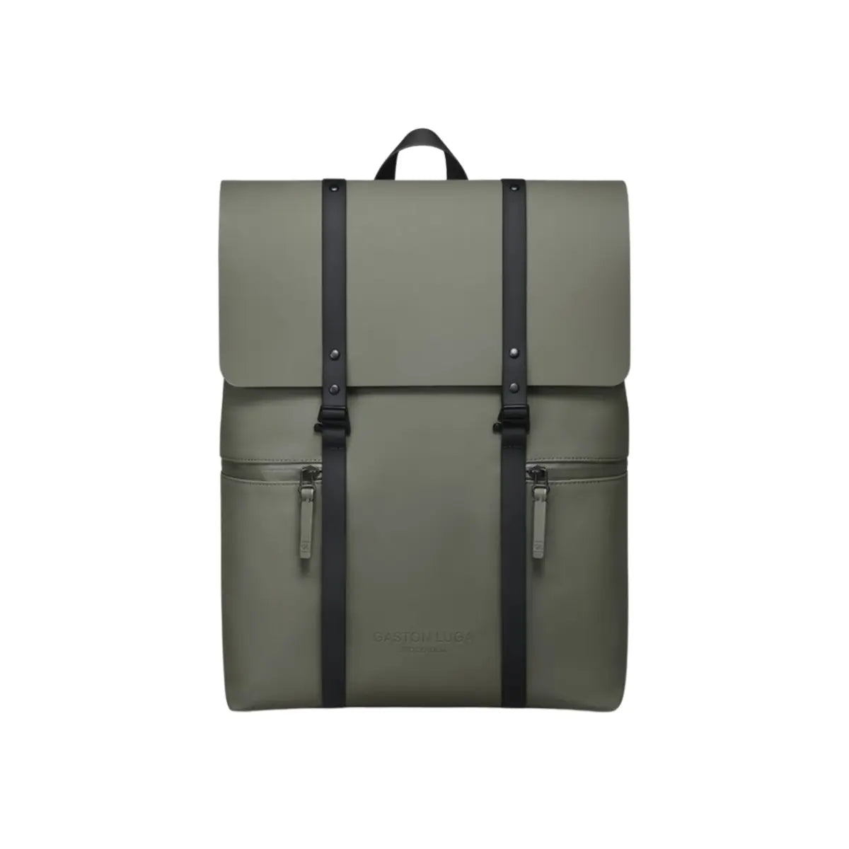 Vista frontale dello zaino con patta nella versione verde. Materiale impermeabile, doppia cinghia per chiusura e tasche frontali. Sfondo bianco