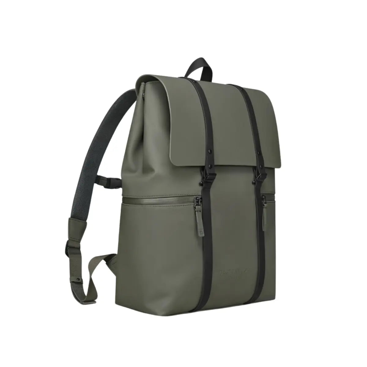 Vista laterale dello zaino con patta nella versione verde. Materiale impermeabile, doppia cinghia per chiusura e tasche frontali. Sfondo bianco