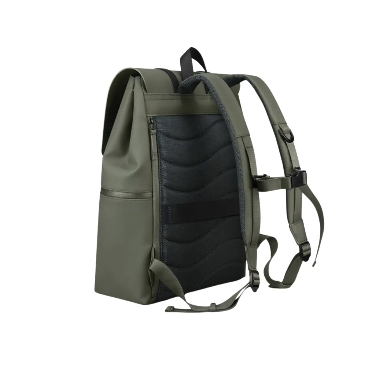 Vista posteriore dello zaino con patta nella versione verde. Materiale impermeabile, retro imbottito e spallacci regolabili. Sfondo bianco