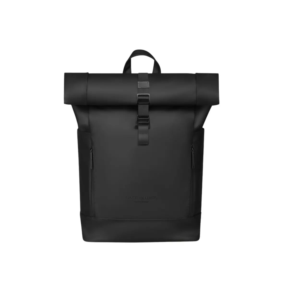 Vista frontale dello zaino rolltop nella versione nera. Materiale impermeabile, cinghia per chiusura e tasche frontali. Sfondo bianco