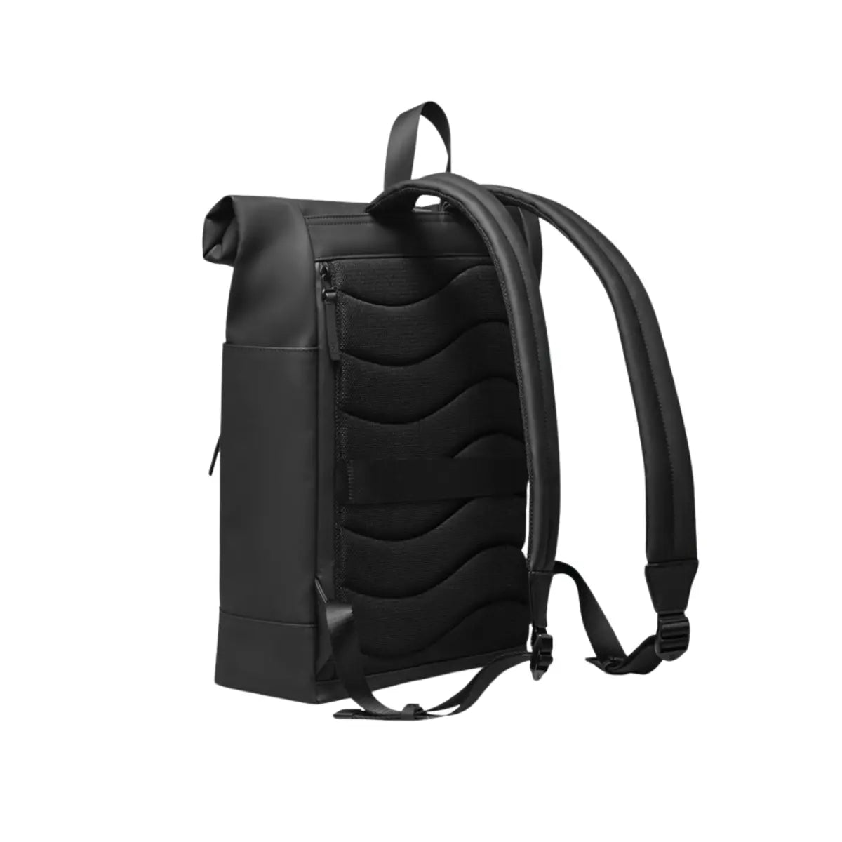 Vista posteriore dello zaino rolltop nella versione nera. Materiale impermeabile, retro imbottito e spallacci regolabili. Sfondo bianco