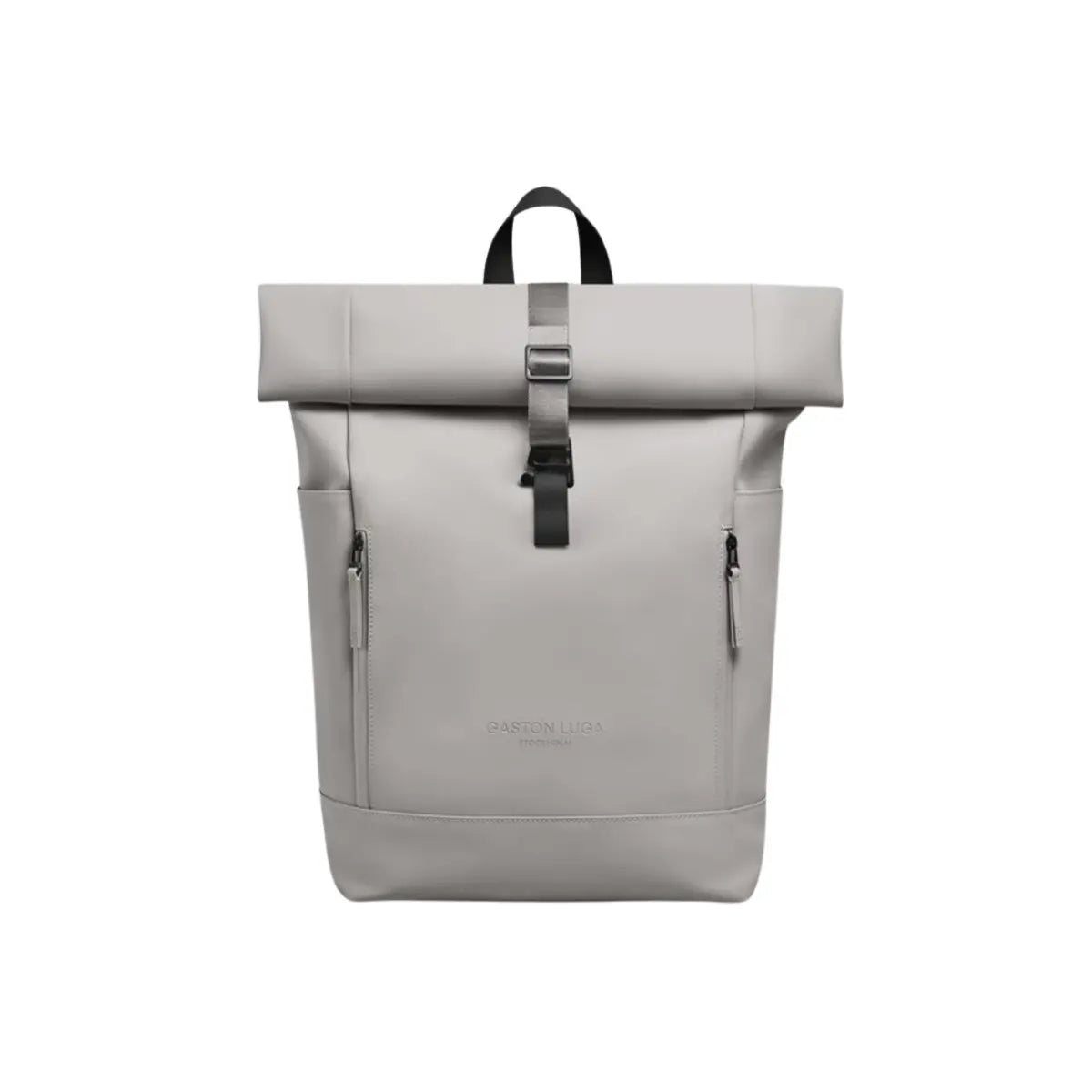Vista frontale dello zaino rolltop nella versione tortora. Materiale impermeabile, cinghia per chiusura e tasche frontali. Sfondo bianco