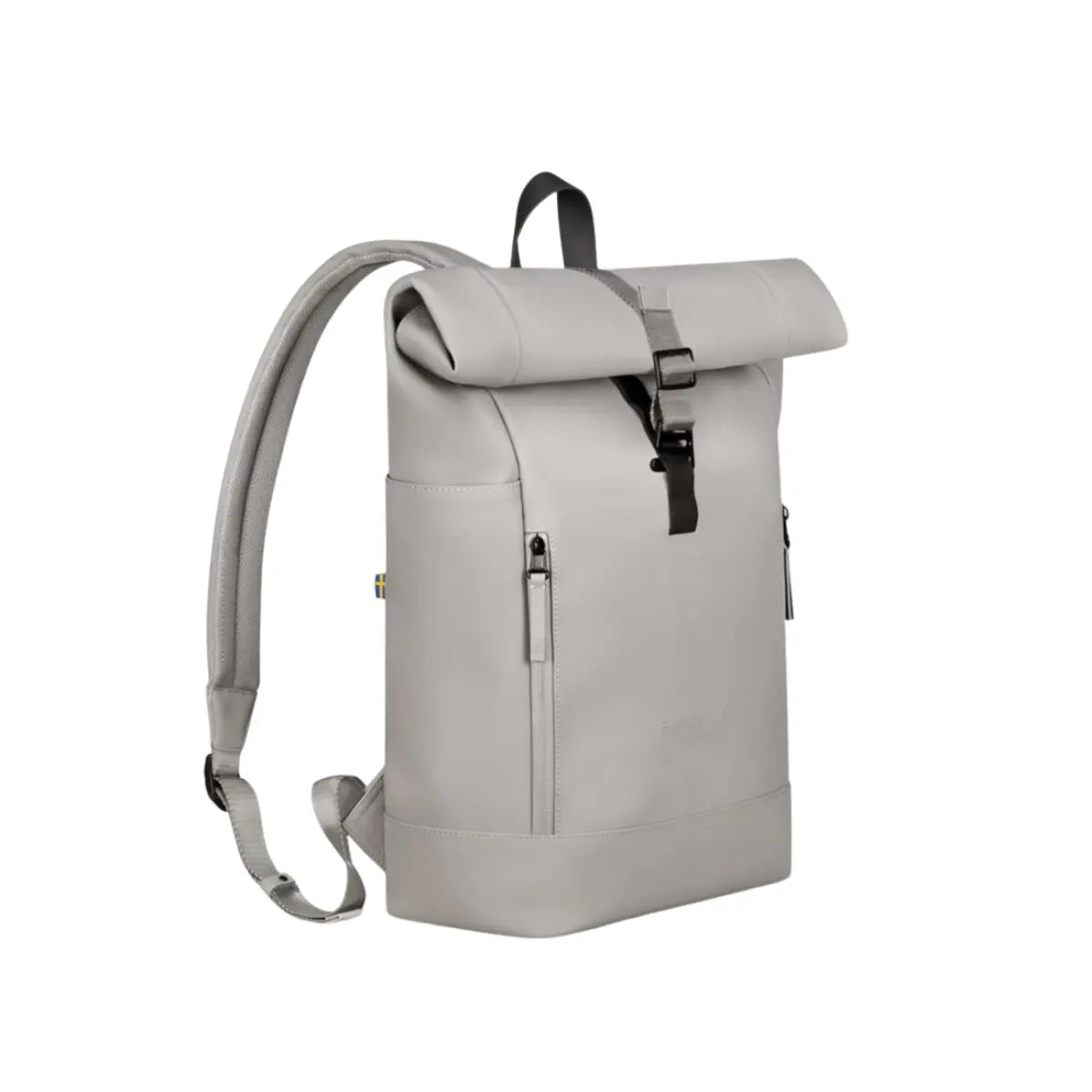 Vista laterale dello zaino rolltop nella versione tortora. Materiale impermeabile, cinghia per chiusura e tasche frontali. Sfondo bianco