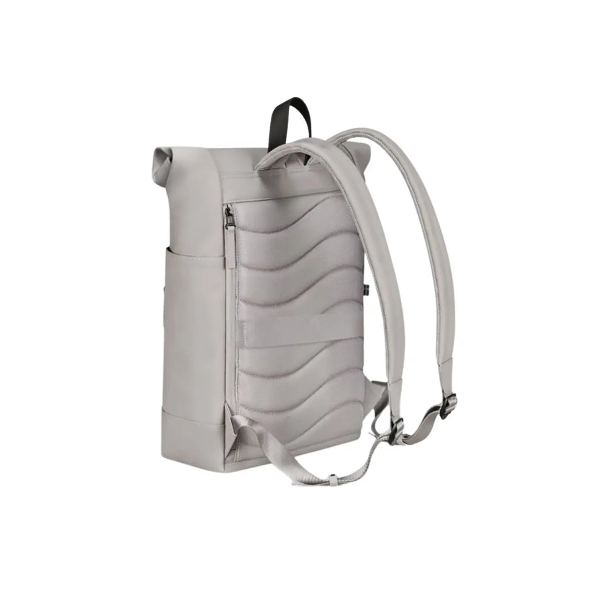 Vista posteriore dello zaino rolltop nella versione tortora. Materiale impermeabile, retro imbottito e spallacci regolabili. Sfondo bianco