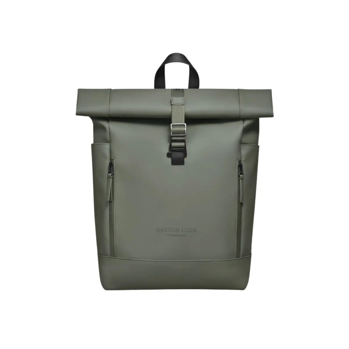 Vista frontale dello zaino rolltop nella versione verde. Materiale impermeabile, cinghia per chiusura e tasche frontali. Sfondo bianco