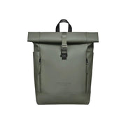 Vista frontale dello zaino rolltop nella versione verde. Materiale impermeabile, cinghia per chiusura e tasche frontali. Sfondo bianco