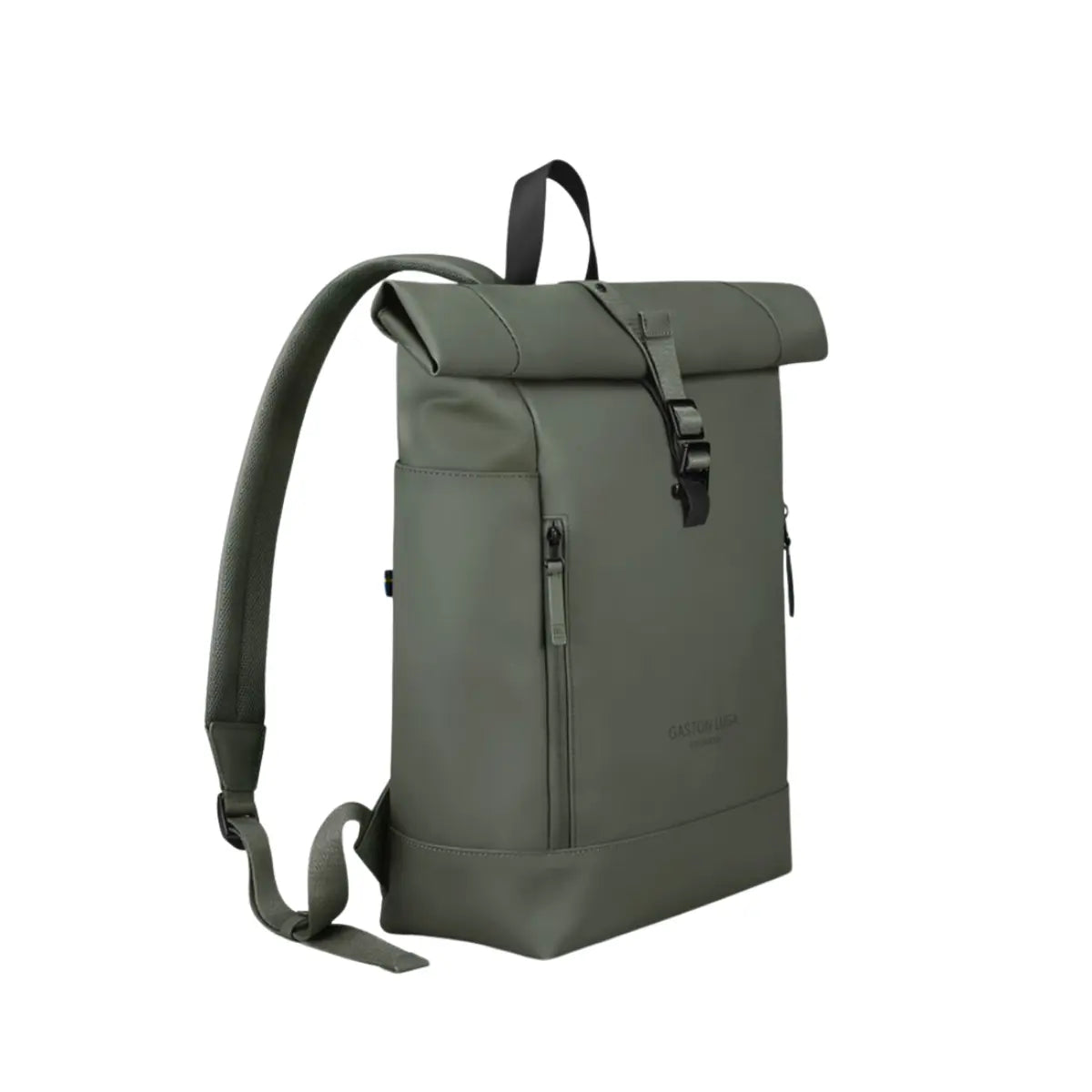 Vista laterale dello zaino rolltop nella versione verde. Materiale impermeabile, cinghia per chiusura e tasche frontali. Sfondo bianco