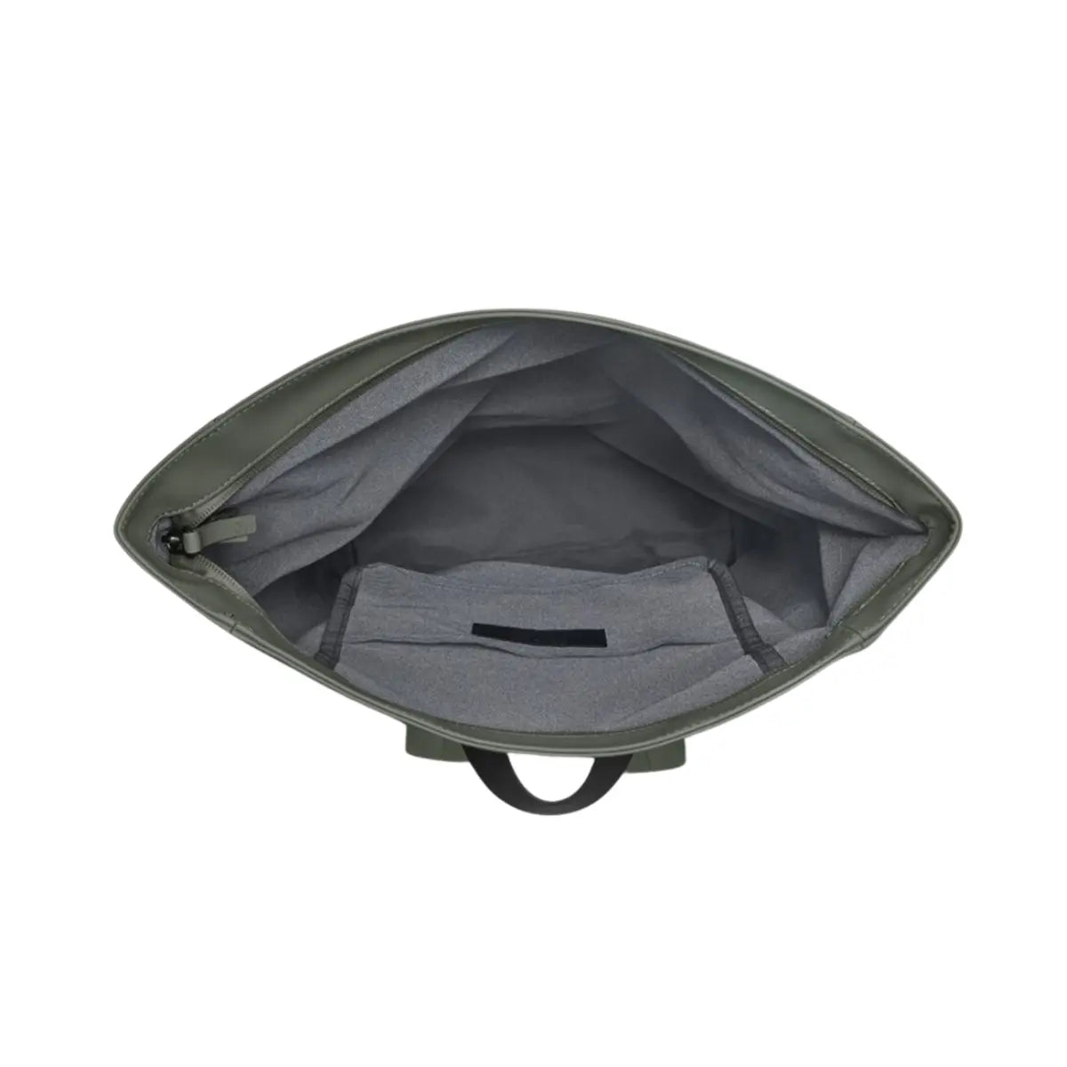 Vista dall'alto dell'interno dello zaino rolltop. Sfondo bianco
