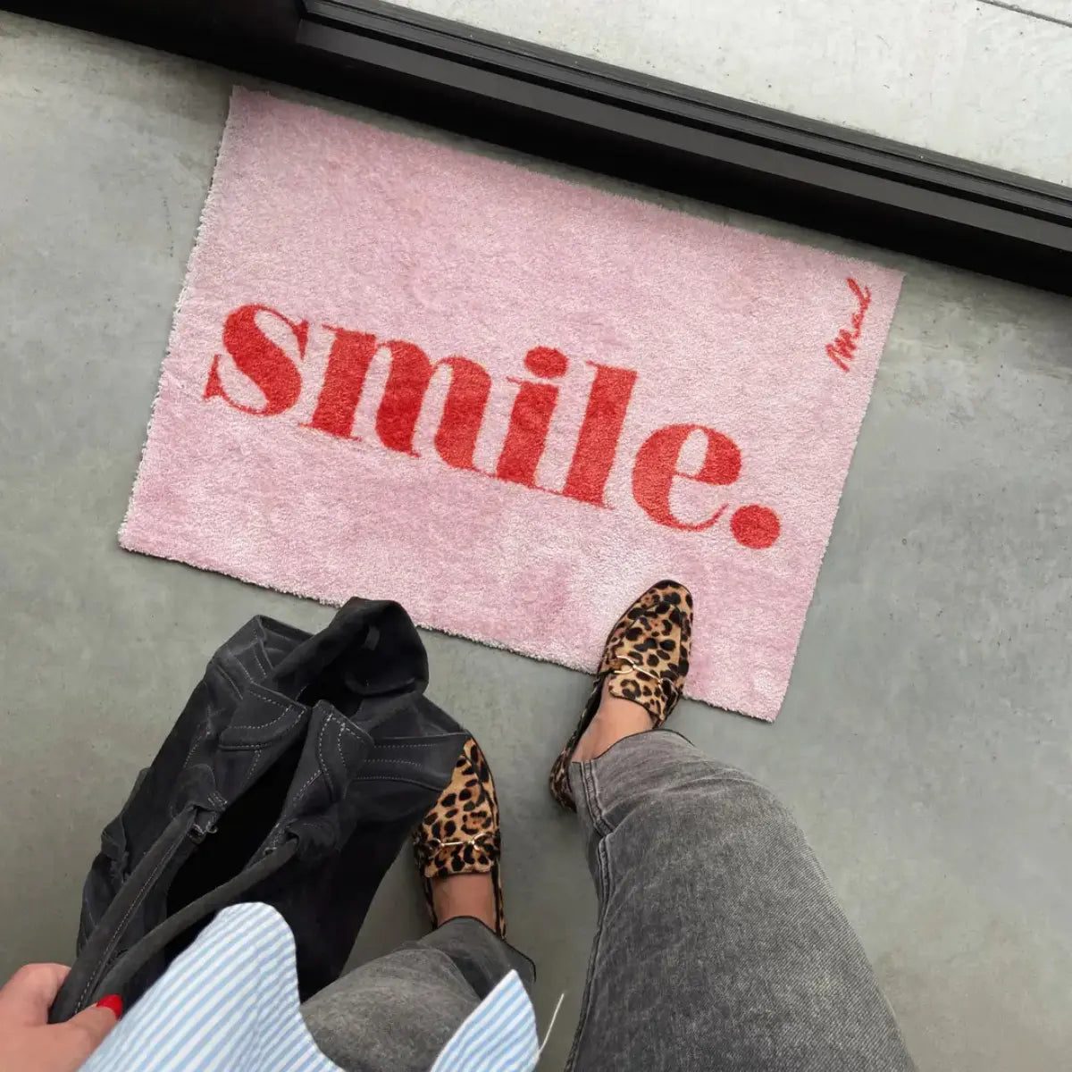 Zerbino rosa con scritto stile all'ingresso di casa 