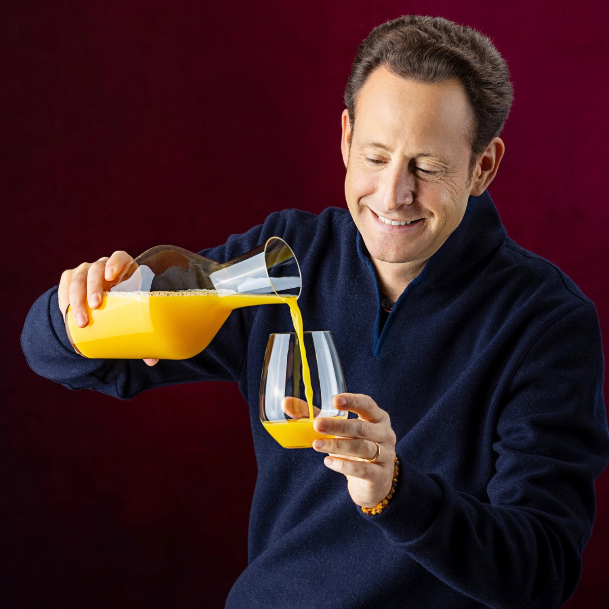 uomo che versa succo in bicchiere universale riedel