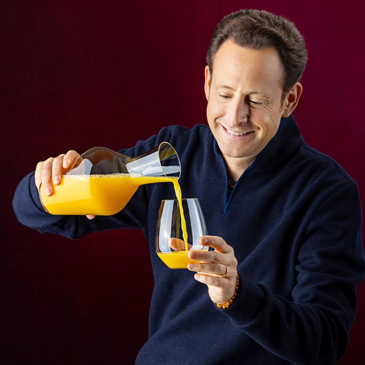 uomo che versa succo in bicchiere universale riedel