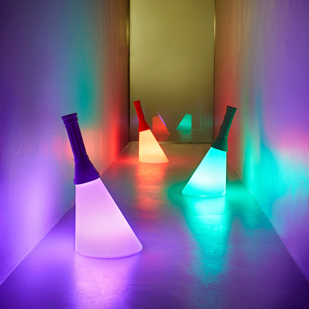 lampade illuminate in mezzo a stanza, giochi di colori su pareti 