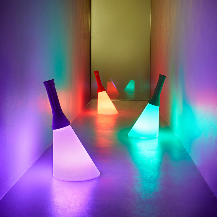 lampade illuminate in mezzo a stanza, giochi di colori su pareti 