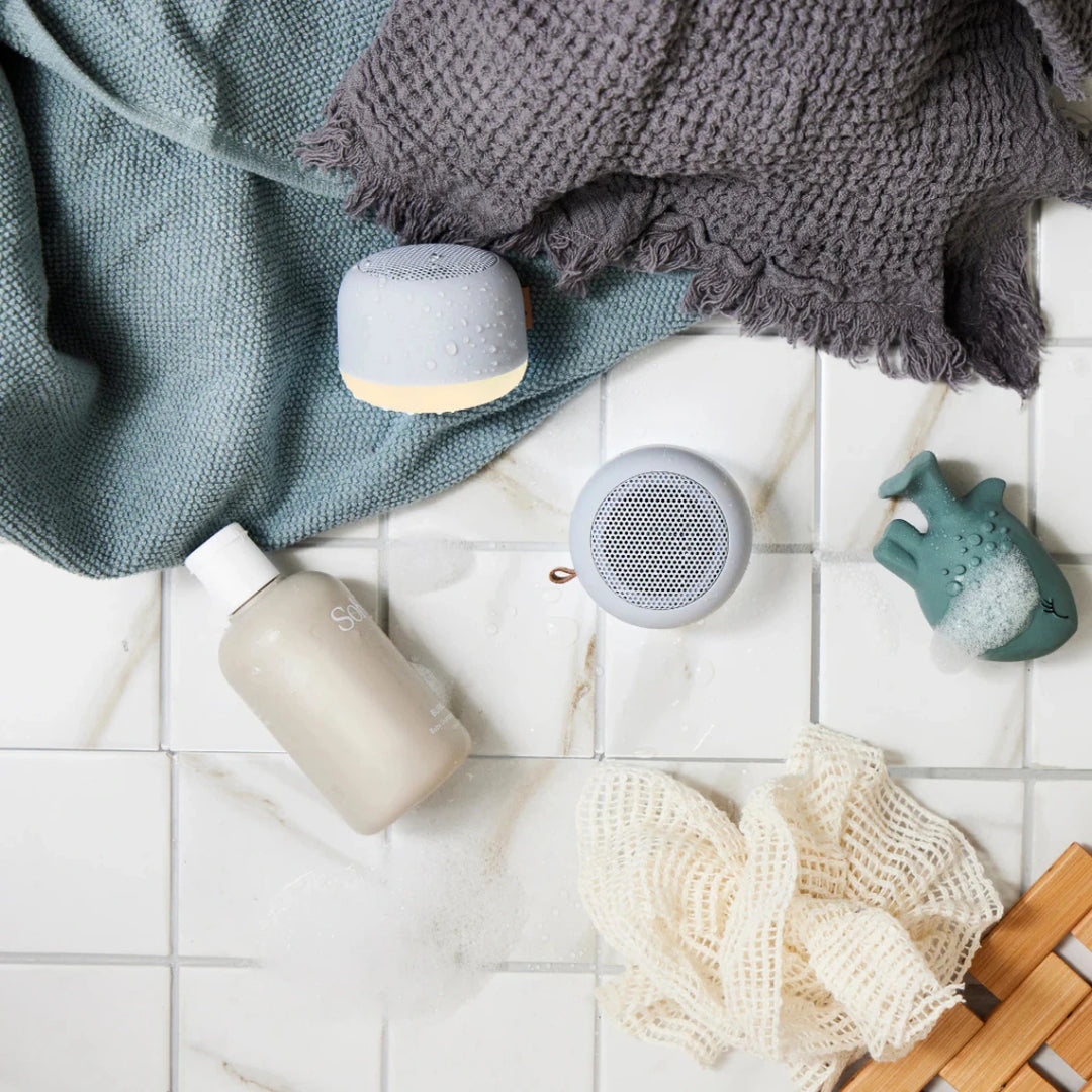 due casse audio portatili di colore azzurro, su piastrelle bianche