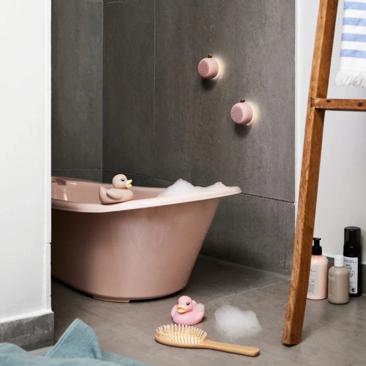 due casse audio portatili attaccate a muro, sopra mini vasca da bagno