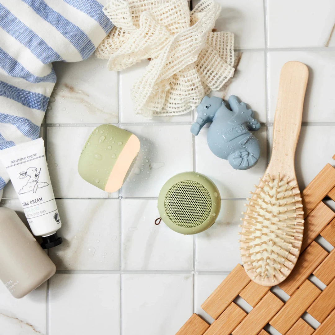 due casse audio portatili verdi, su piastrelle bianche