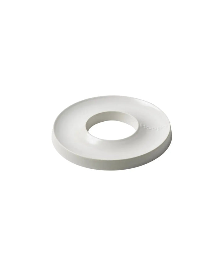 Ciotola ad anello color bianco inclinata su sfondo bianco