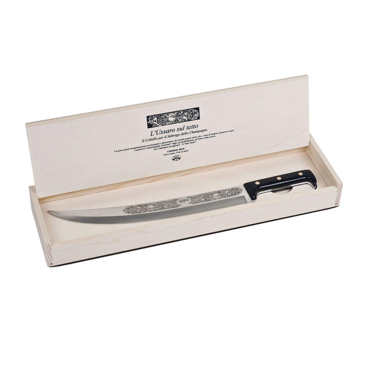 Confezione in legno sciabola con manico nero, lama acciaio inox con incisione rilievo. Sfondo bianco