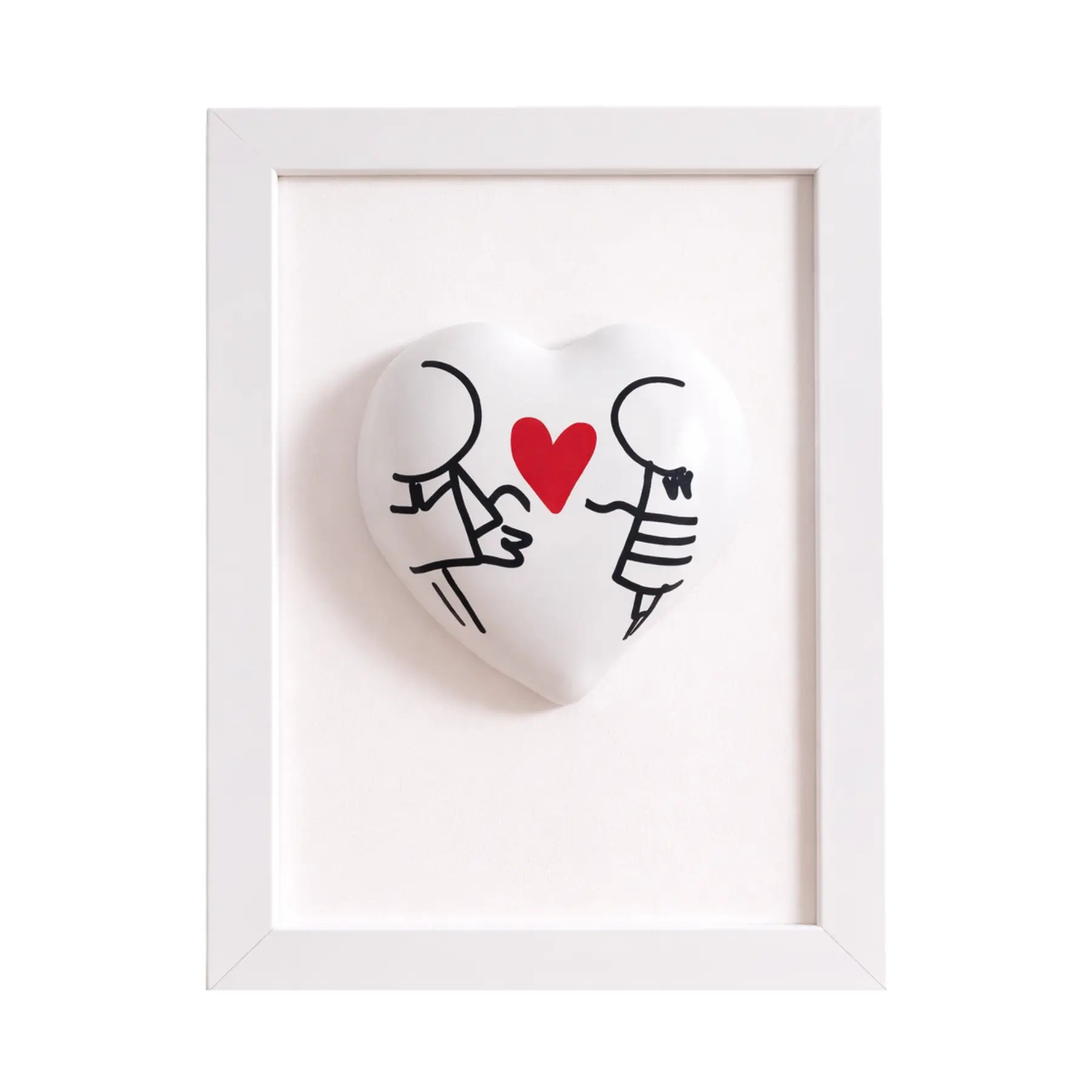 Quadretto CuoreAmore fatto a mano in Italia. Ha una cornice in legno bianca e un cuore in ceramica rosso con una scritta  
