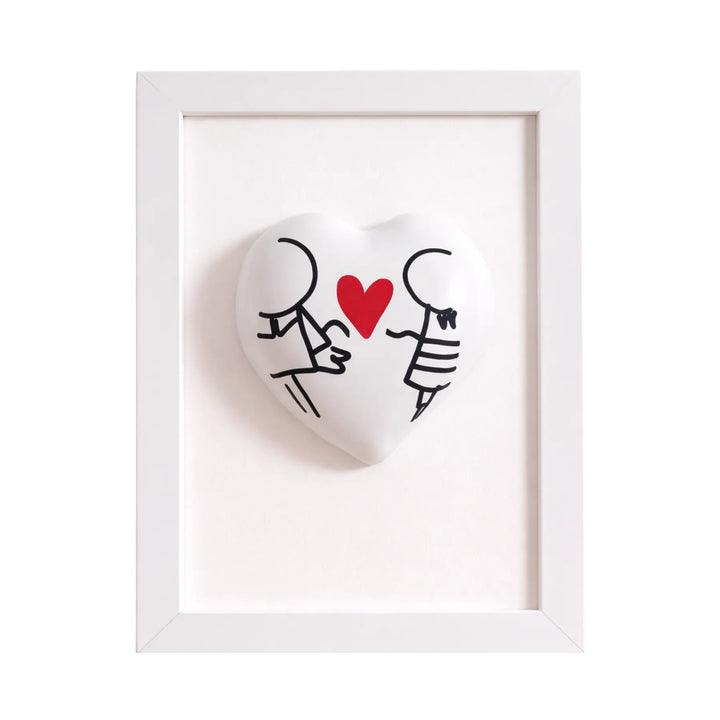 Quadretto CuoreAmore fatto a mano in Italia. Ha una cornice in legno bianca e un cuore in ceramica rosso con una scritta  