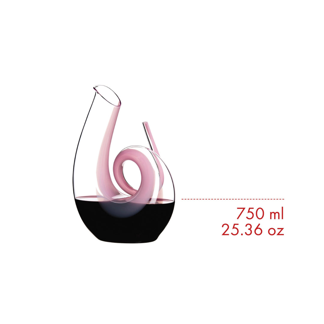 decanter riempito di vino con capacità scritta