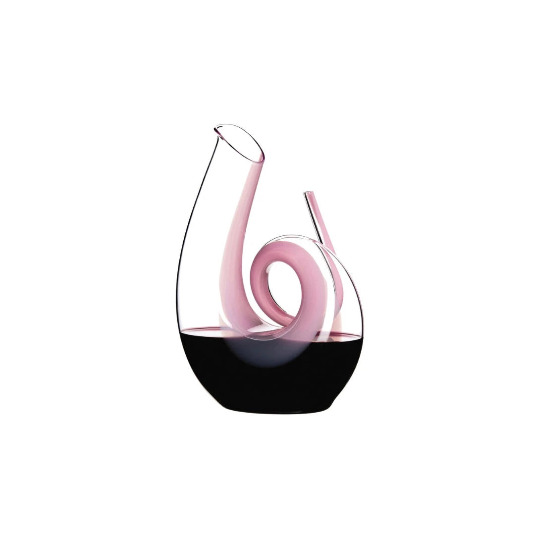 decanter rosa riempito di vino su sfondo bianco 
