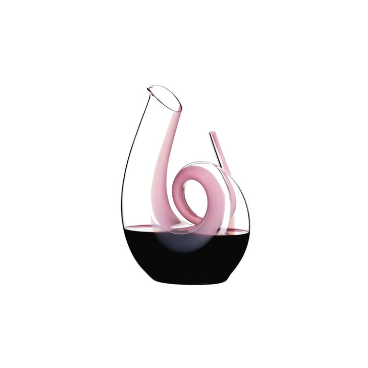 decanter rosa riempito di vino su sfondo bianco 