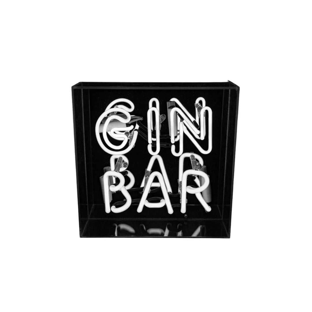 insegna neon illuminata con scritta gin bar su retro nero e sfondo bianco.