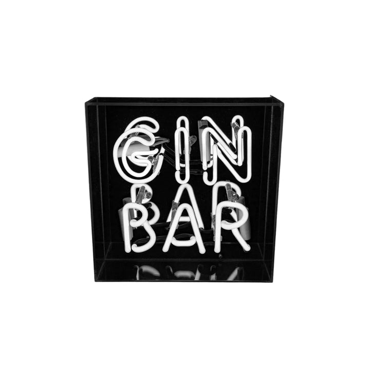 insegna neon illuminata con scritta gin bar su retro nero e sfondo bianco.